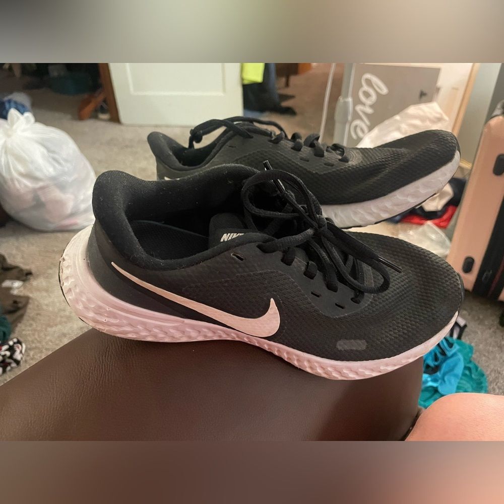 Womens black and white Nike EUC size 8